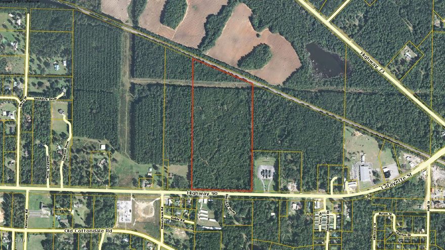 Located just West of downtown Marianna, with 900 feet of frontage on Highway 90.  This 35 acre tract is zoned mixed use and is perfect for commercial or residential development.