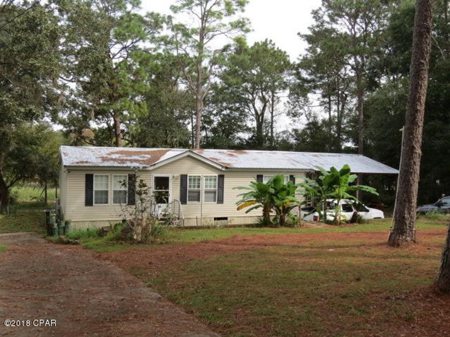 Seller very Motivated!!!  Bring your fishing pole, rod and reels and boat.  Waterfront property on beautiful Lake Seminole.A must see for any fish lover.  Call today for your appointment!'CURRENTLY UNDER CONTRACT, SELLER ACCEPTING BACKUP OFFERS.