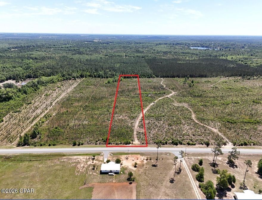 5 Acre lot in a peaceful neighborhood of Altha. NO HOA, Not in Flood Zone. Not Wetland. Seller Financing is available, No Prepayment Penalty. Mobile/Prefabricated/Single family homes are all allowed. Enjoy a more relaxed lifestyle, all while being close to the city
