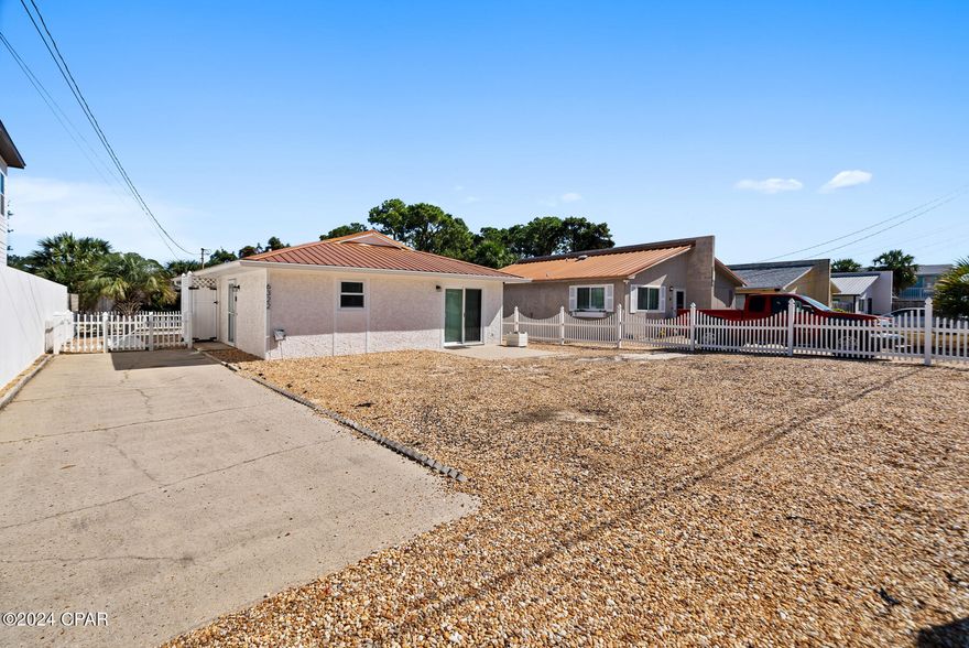 Discover your ideal sanctuary in the perfect location! This property features recent upgrades, natural light, and a  in a great location! Enjoy the vibrant local scene, including dining, shopping, and outdoor activities off the beach. This gem offers the perfect blend of comfort and convenience.