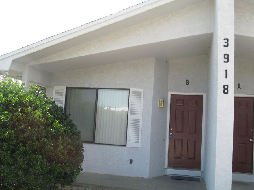 Nice 1 bedroom 1 bath unit, with all new carpet, paint and ceiling fans.