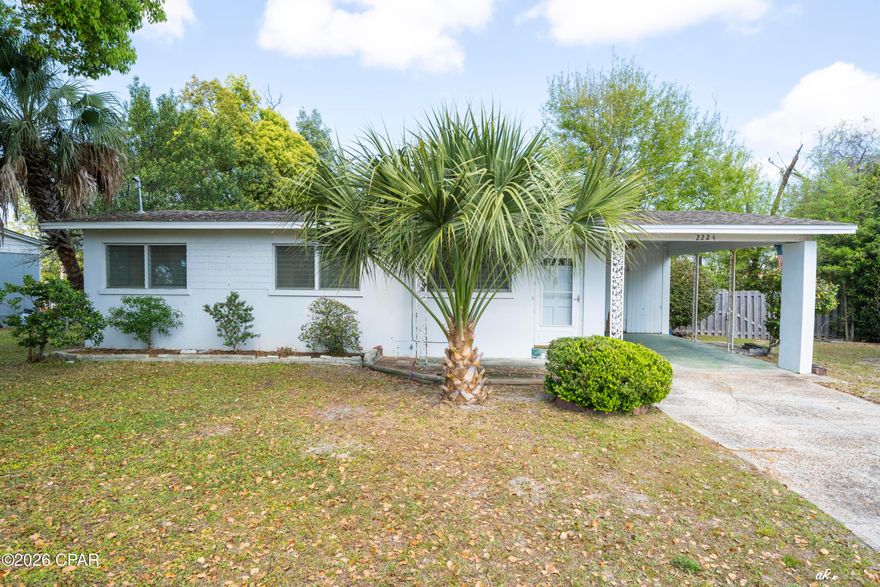 3 bed, 1 bath home in central Panama City just off Airport Road, with quick access to 23rd Street, shopping, restaurants, and daily conveniences.
Sits on a quiet road with a large, fenced backyard, mature trees, and plenty of shade.
Well suited for an investment property, rental, or a first-time homebuyer looking to get into the market. Straightforward opportunity in a convenient location.