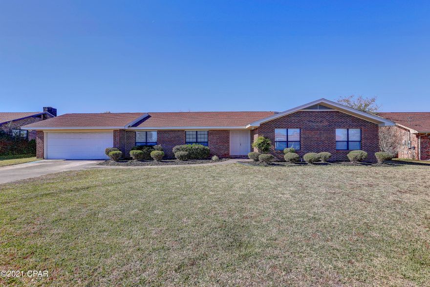 BEAUTIFUL 4 BEDROOM 2 BATHROOM ALMOST 2800 SQUARE FOOT POOL HOME. THIS HOME HAS BEEN COMPLETELY REMODELED. THERE IS A SPACIOUS AND OPEN FLOOR PLAN WITH LARGE DINING ROOM WITH CUSTOM BUILT IN CABINETS. THE KITCHEN IS ALSO OPEN WITH AN AMAZING ISLAND. LIVING ROOM IS BIG ENOUGH FOR LARGE FURNITURE. THE FLOORING IS ALL UPDATED LVP AND NEW PAINT THROUGHOUT THE HOME. THE POOL IS VERY LARGE IN SIZE 21X41. 

THERE IS ALSO AN OUTSIDE BUILDING/ SHOP THAT IS VERY LARGE AND CAN BE USED FOR MANY THINGS INCLUDING A HOME OFFICE OR STORAGE. THIS HOME WILL CHECK MANY BOXES IN THIS MARKET. DON'T MISS YOUR OPPORTUNITY. IT WILL NOT LAST LONG. CALL YOUR REALTOR TO PREVIEW THIS HOME. PLEASE VERIFY ALL INFORMATION.