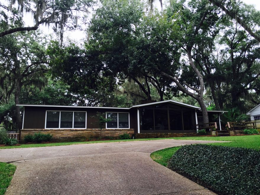BEAUTIFUL COVE CHARMER! THIS HOME SITS HIGH AMONG MATURE OAK TRESS ON A OVERSIZED LOT WITH  SHADED FRONT DECK. THIS HOME HAS IT ALL. INTERIOR FEATURES INCLUDE SPACIOUS LIVING ROOM WITH FLOOR TO CEILING WINDOWS, HARDWOOD FLOORS AND DOUBLE SIDED FIREPLACE, THE OFFICE CAN EASILY BE USED AS A FORMAL DINING ROOM IT FEATURES HARD WOOD FLOORS AND CROWN MOLDING, THE KITCHEN HAS NEW STAINLESS APPLIANCES, TONS OF CABINET SPACE, A BEAUTIFUL COPPER HOOD, GAS COOK TOP, EAT IN BREAKFAST AREA WITH FIREPLACE, THE MASTER SUITE HAS DOUBLE WALK IN CLOSETS AND EN SUITE BATHROOM, THE ADDITIONAL 2 BEDROOMS ARE LARGE WITH AMBLE CLOSET SPACE. THERE IS AN ADDITIONAL ROOM THAT MAKES A PERFECT PLAYROOM, WORKOUT AREA OR OFFICE.  OWNER UPGRADES INCLUDE, NEW PAINT, NEW APPLIANCES, NEW AC, UPDATED LIGHT FIXTURES AND NECUT OUT/FROM LIVING ROOM TO KITCHEN. EXTERIOR FEATURES INCLUDE MATURE LANDSCAPING, OPEN FRONT PATIO, REAR PATIO WITH PERGOLA AND OVERSIZED DRIVE WAY IN FRONT FOR ADDITIONAL PARKING. DON'T MISS OUT ON THIS GREAT HOME! CALL TODAY TO SCHEDULE YOUR OWN PRIVATE SHOWING APPT.