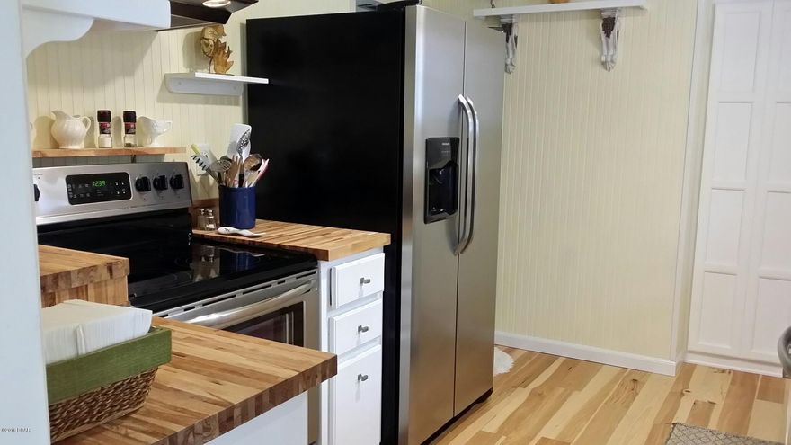 All sizes taken from tax records///CONVENIENCE IS THIS HOME--CLOSE TO DOWNTOWN AREA//very very nice -small 3/1 --OVER 1000SF!!  Great home to be near shopping, church, hospital, etc.  Sale is in a trust but closing could happen soon!!  Lots of upgrades in home Kitchen, dining room--looks new---MOVE IN READY/////call for apt today!!