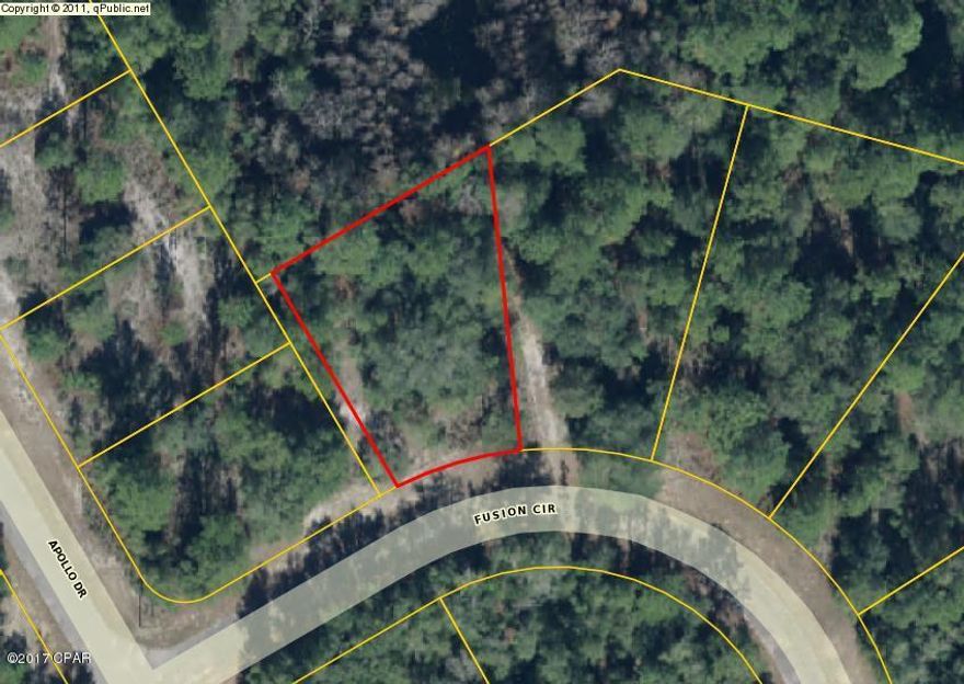 This is a beautiful, wooded lot on a culdesac, located in Sunny Hills Florida,off the main street.  This is a gorgeous community with lots of very nice lots and homes.  It is located near Sunny Country Club and Golf Course.  This lot is on a paved road a short distance from Highway 77, easy access to Panama City, the beaches and the North West Fl Airport.  This area boasts many smaller lakes in Sunny Hills that are great for fishing and recreation.