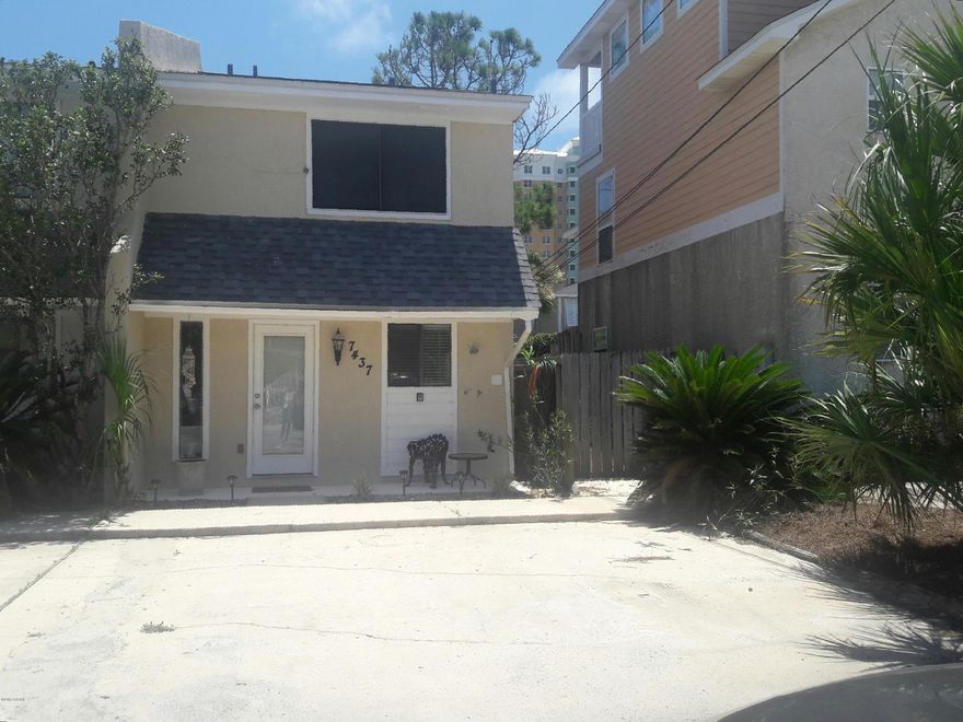 For rent. Furnished town home conveniently located off Thomas Drive and within walking distance to the beach. Interior features include tile downstairs and a gas fireplace in the living room. Master bedroom has a king size bed and features a balcony that overlooks the backyard. Guest bedroom has a full size bed. The backyard is nicely landscaped and is fully fenced. Small dog negotiable with $250 non-refundable pet fee, no cats. Washer/dryer included.