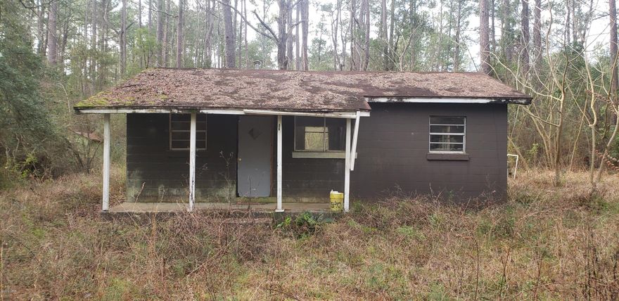 Fixer Upper in Choctawhatchee River Campsites. Concrete block structure would make a great getaway or camp house. Floorplan has been left open so you can make it the way you want it! Sits on 2 lots (.40 +/-). Situated between the Choctawhatchee River and Wrights Creek. Not far from public boat ramp.