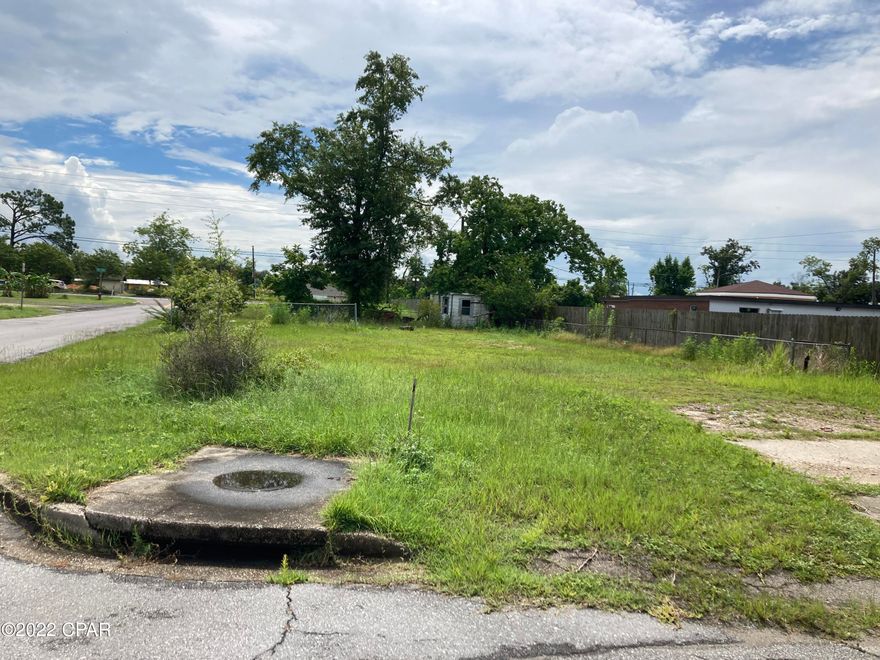 Vacant residential lot in Panama City. Buyer to verify all lot measurements & zoning details.