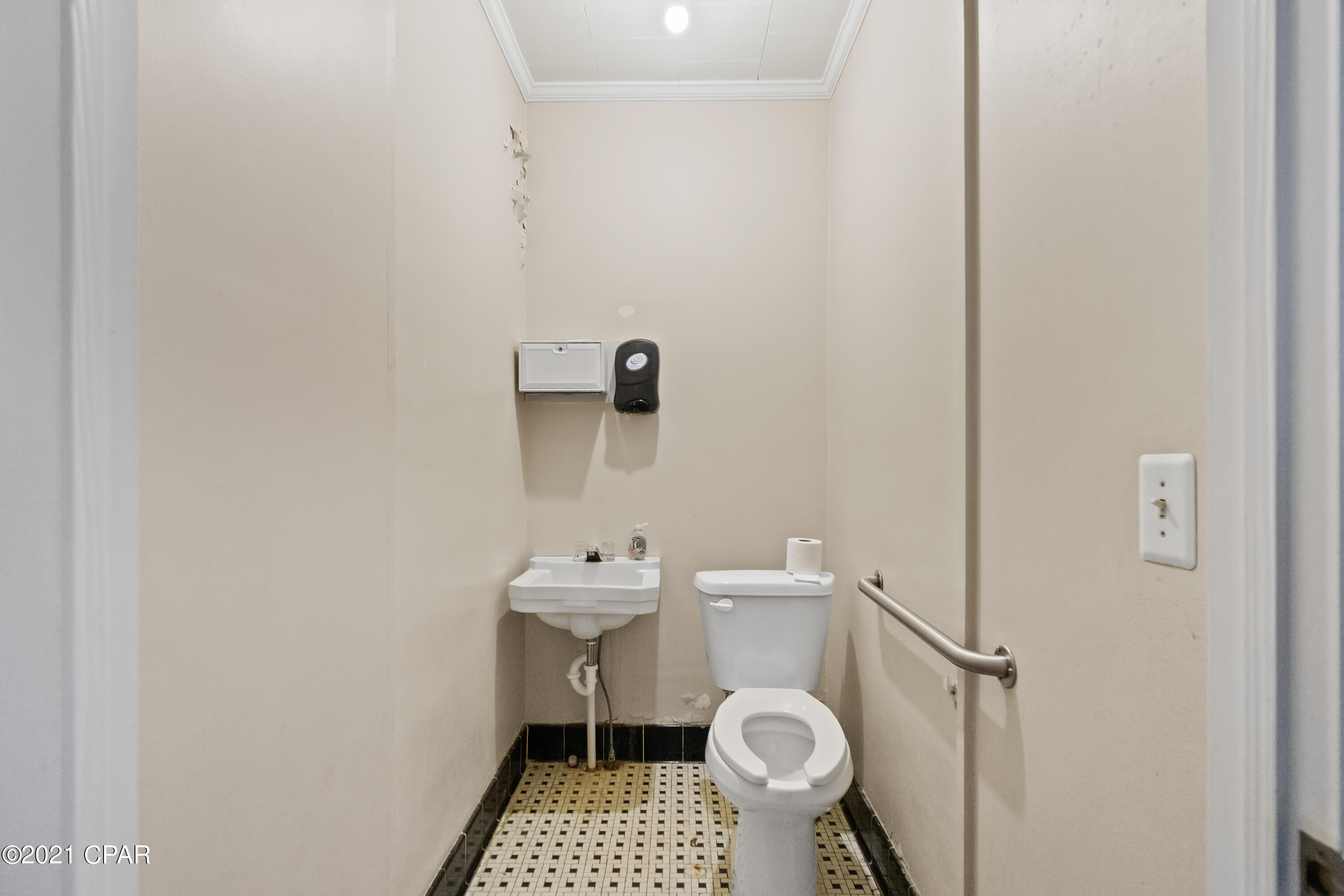 [No Recorded Subdiv] - Commercial Sale