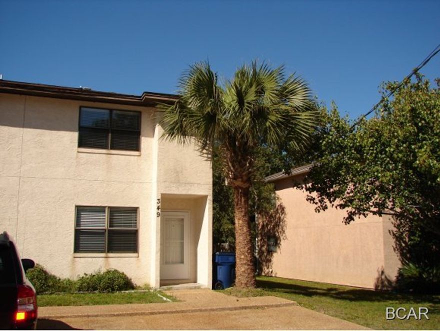 Two story town home with Water View, convenient to downtown Panama City. Unit has spacious bedrooms, W/D hookups, adjacent parking, oven range, dishwasher, and fridge.