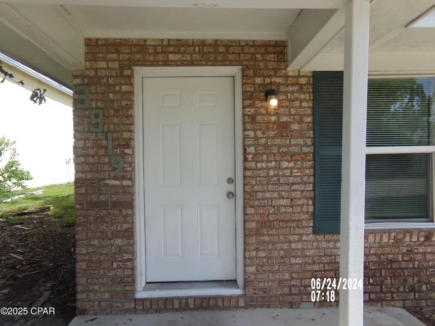 Cute 2/1 Apartment located in the Springfield area. Single story for easy access and no one above you. Please call during normal business hours of Monday-Friday 9-4. Must have at least a 600 credit score to qualify. All measurements, zoning and sizes are approximate. Please verify if important.