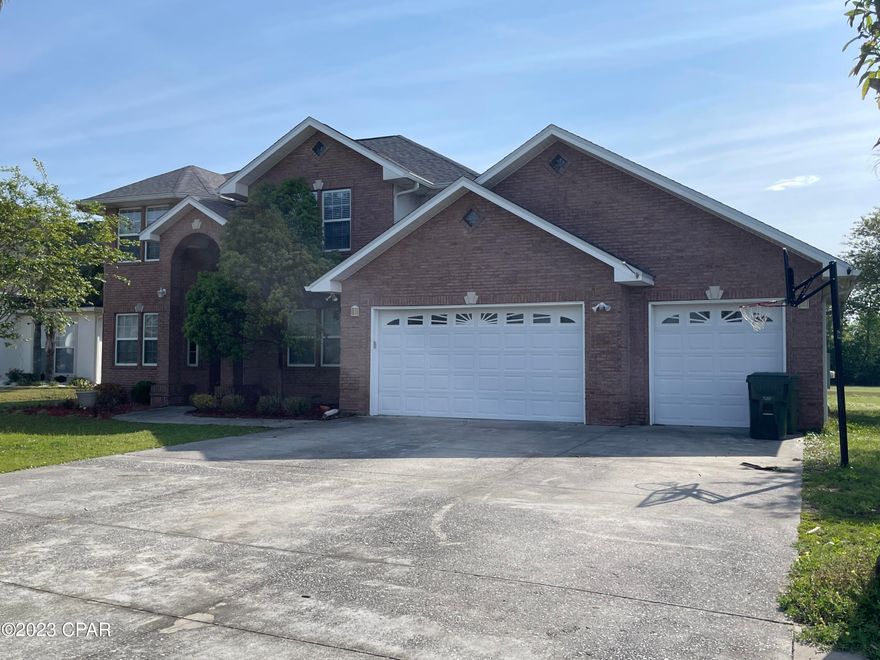 Move In Special $500 off May Rent with 12 month lease. 
Beautiful Executive style home. Large +3000 sq ft 4bd 4ba 2-story brick home in The Landings subdivision. House is on Nature Walk golf course.

Pets nego, restrictions apply.