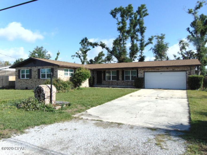 Large 5 bedroom 2 bath home with 2 car garage.  This home features original hardwood floors, new LVP flooring, large kitchen with double oven, formal dining area, breakfast area, large bedrooms and large front and backyard with privacy fence.  Lawn service is included!



NO PETS!