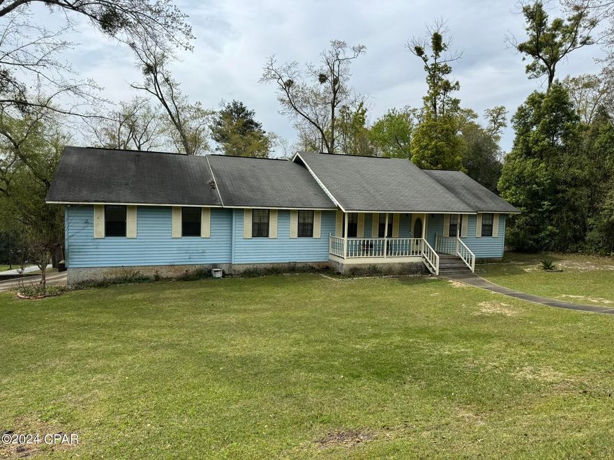 Spacious home sitting on a corner lot right in the middle of town! New top of the line central HVAC, vaulted ceiling, master bedroom en-suite, walk in closets, galley kitchen with a breakfast nook that over looks the very large back yard. Huge deck to enjoy the sunsets. The town offers several restaurants, Three Rivers State Park, and several other parks, Jim Woodruff lock and dam from Lake Seminole (great fishing and hunting), that leads into the Chattahoochee River. If you love nature and a slower quiet pace this  is the perfect location for you!!