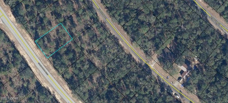 Nice building lot in Sunny Hills. This mostly wooded lot is located near Hwy 77 for easy access to Chipley or Panama City. Perfect for your new home. This deed restricted subdivision is for site built homes, no mobiles. Several fishing lakes in the area. Boat Lake for paid seasonal swimming.