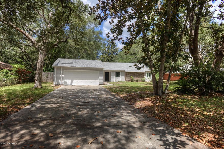 Great home, completely redone, everything is new. Big open living room, great room. Large fenced yard with in-ground pool. Near Shipyard and Sandy Creek Airport, shopping, airforce base, nice quiet neighborhood.



$1000 Refrigerator allowance