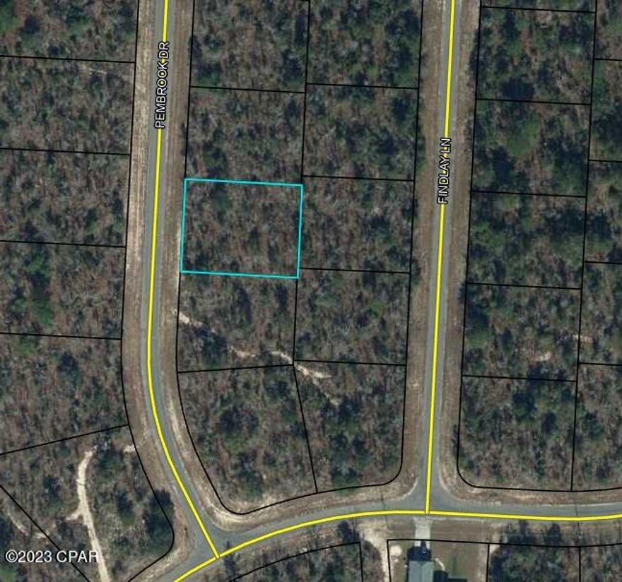 Very nice lot in Sunny Hills subdivision, enjoy the lakes , golf course, lots of new homes being built in the area, Just a short drive to Panama City Beaches.