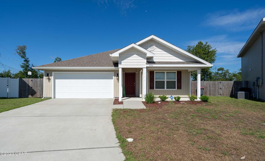 Beautiful 4 bedroom, 2 bathroom Cali floorplan in Brighton Oaks Subdivision. Located at the end of a quiet cul de sac. This home includes a large fenced in yard, screened in back porch, refrigerator and blinds. Just around the corner you will find Zollie Young Park & Zollie Young Dog Park.
Application first. Pet friendly.