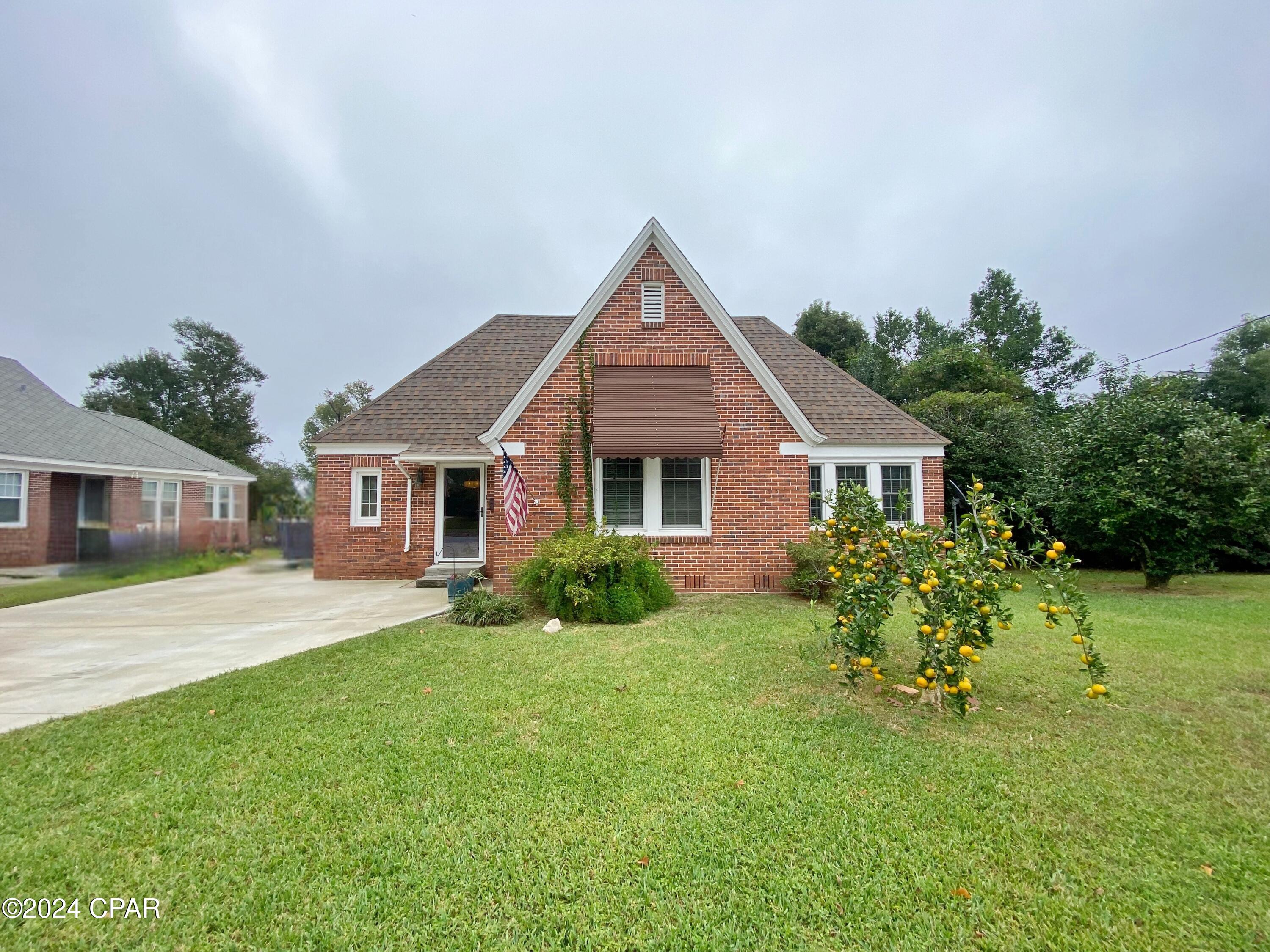 Main image without alt text