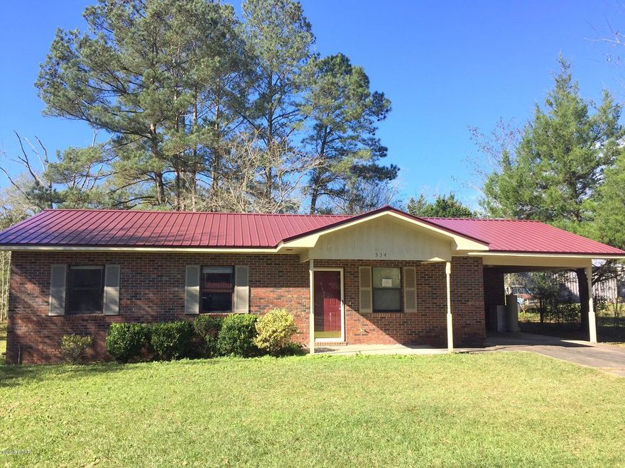 RECENTLY RENOVATED HOME PRICED TO SELL. THIS 3/1 IS CONVIENTLY LOCATED IN THE CITY LIMITS AND FEATURES NEW METAL ROOF, HOT WATER HEATER, FLOORING AND PAINT. HOUSE WOULD MAKE A GREAT FIRST TIME HOME OR RENTAL INVESTMENT.