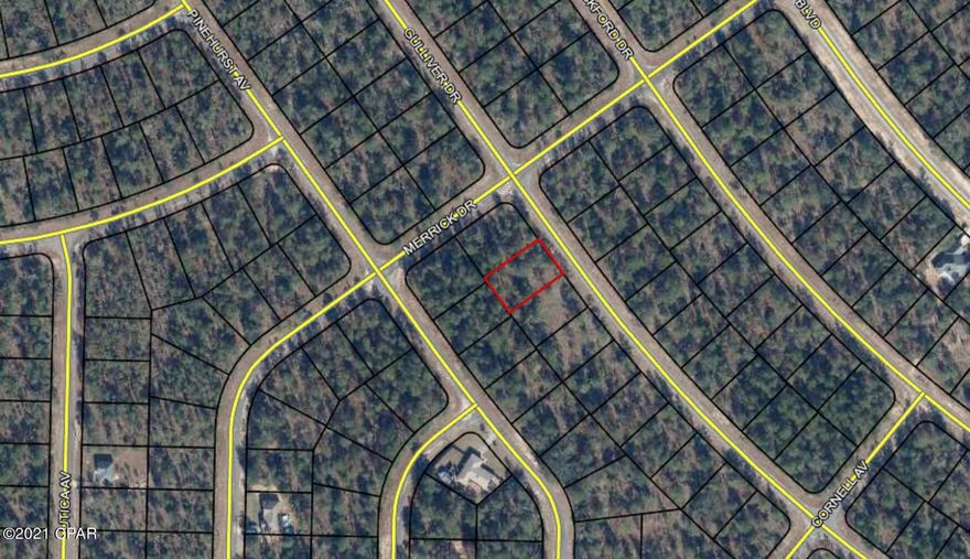 Build your dream home on this paved lot located in Sunny Hills. There are Several fishing areas and boating lakes all around. Also there is an 18 hole golf course in this community. Located within minutes of the airport and the World's Most Beautiful Beaches, this would be an excellent choice for a future homesite.