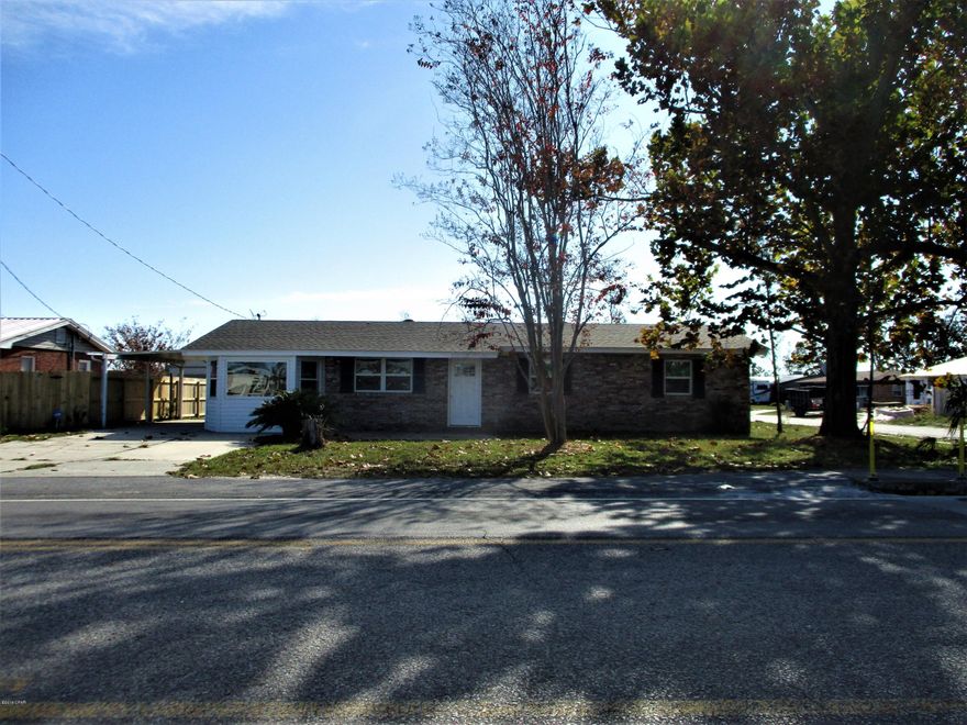 Very nice, large home! New roof, newly renovated on the interior. Great, convenient location. This 3 bedroom, 1.5 bath has lots of space! The nice kitchen is open to a dining room and there's a formal living room, den, and a large Florida Room. Large laundry room, and storage room.  Great space, nice large corner lot. Definitely not a drive by! Seller has priced this one to sell!! (all sizes approximate and taken from public records, buyer to verify any details buyer deems important).