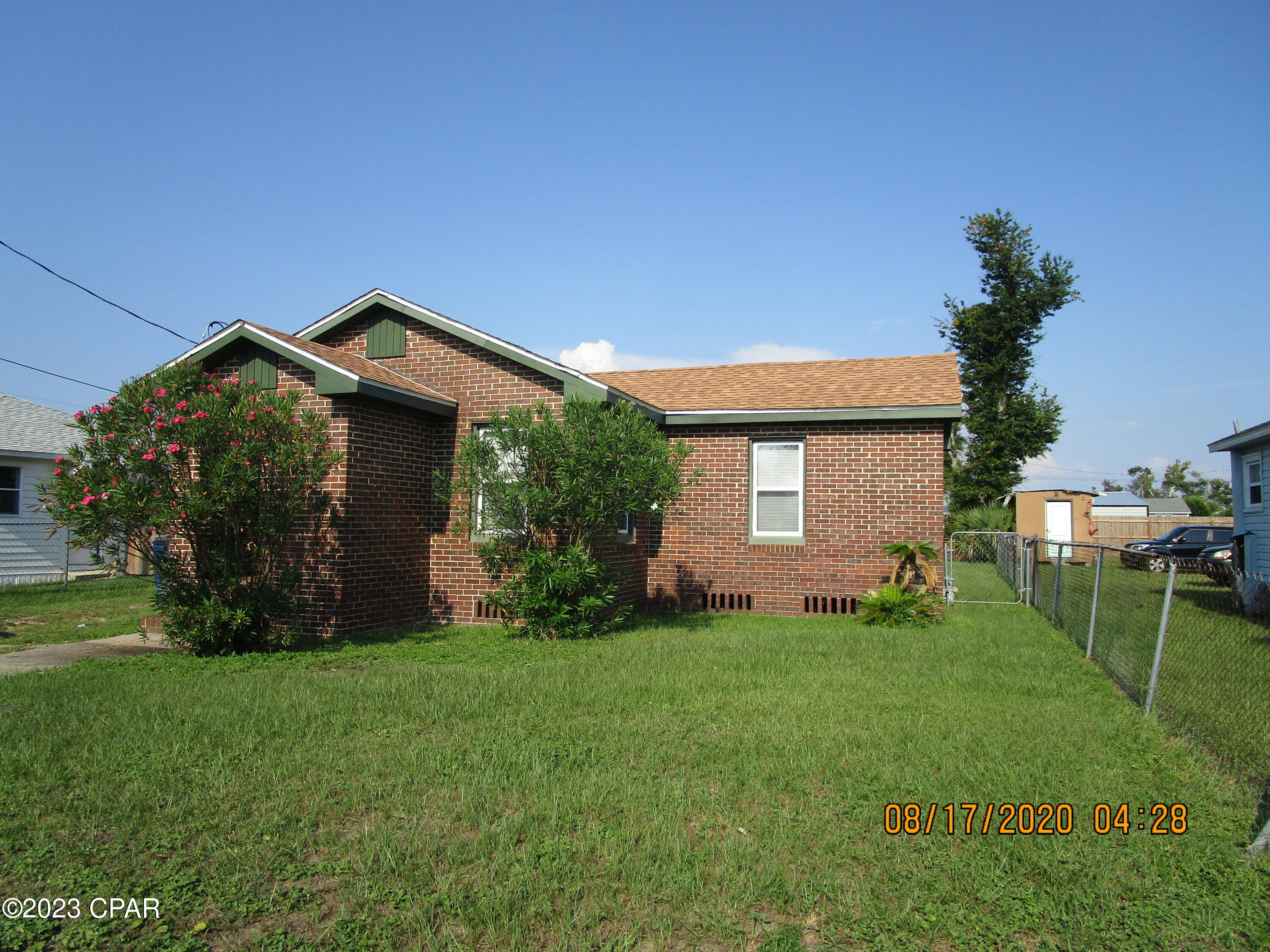 Main image without alt text