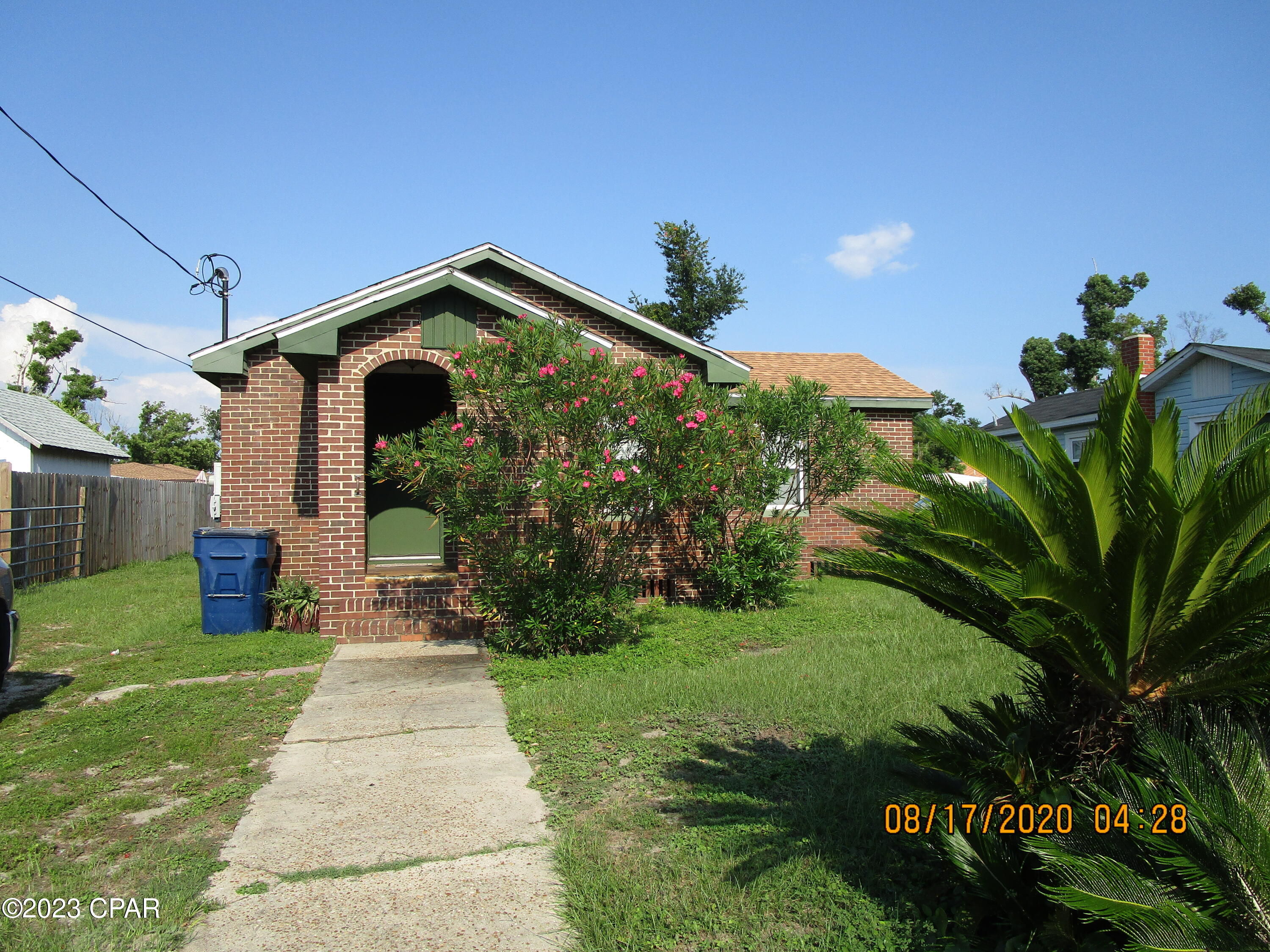 Main image without alt text