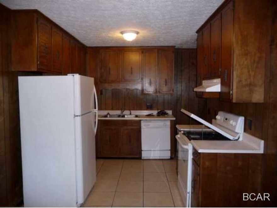 THIS 2BR/1BA TRIPLEX IS CLOSE TO GULF COAST COLLEGE, FSU, THE BEACH, RESTAURANTS AND SHOPPING. THE KITCHEN IS EQUIPPED WITH DISHWASHER, REFRIGERATOR, ELECTRIC STOVE/OVEN, SMOKE DETECTOR AND BREAKFAST BAR. PETS NEGOTIABLE WITH PET DEPOSIT. APPLICATION FEE IS $30 PER ADULT. SECURITY DEPOSIT IS $650