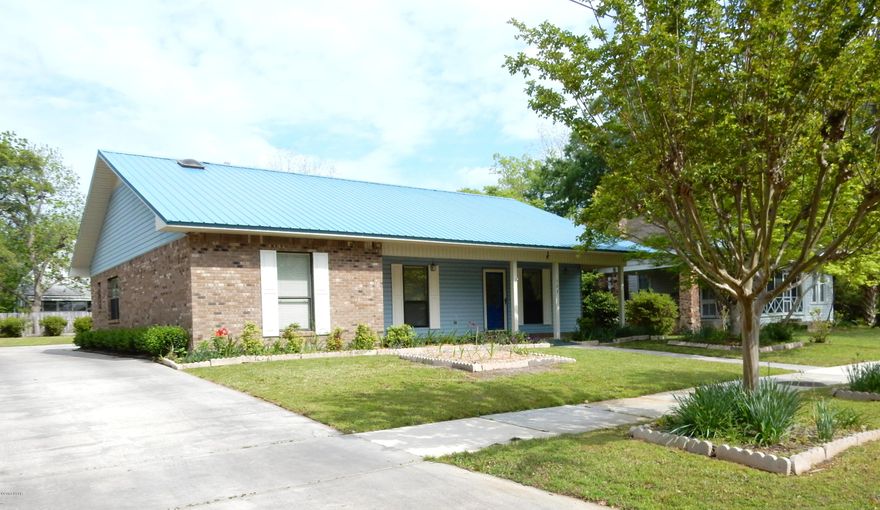 CHARMING 3/2 LOCATED DIRECTLY ACROSS FROM SHIVERS PARK IN THE HEART OF CHIPLEY. THIS BRICK BEAUTY HAS BEEN WELL MAINTAINED AND FEATURES LARGE MASTER SUITE WITH WALK-IN CLOSET, SPACIOUS LIVING ROOM WITH CUSTOM CABINETS, FORMAL DINING ROOM AND LARGE UTILITY ROOM. OUTSIDE YOU WILL FIND WELL MANICURED YARD, 2 CAR ATTACHED CARPORT WITH WORKSHOP. SELLERS ARE GIVING $1,000 FLOORING ALLOWANCE.