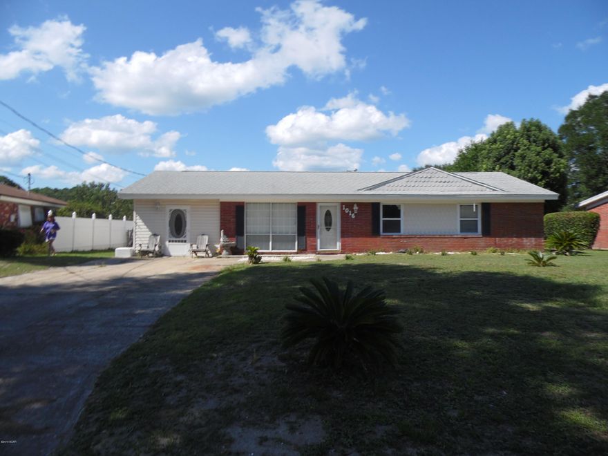 Very nice and well maintained home in  Forest Park. Well established neighborhood, centrally located and convenient to shopping, schools and churches. All Kitchen appliances have been updated and are approx. 8 years old. Granite countertops. Roof 8 years old. A/C replaced in 2014. Five new windows in 2015. All ceramic tile floors. Wood burning fireplace in family room. Yard building, 12'x24'. Washer and dryer 

stay with house. Covered patio with  ceramic tile floor.