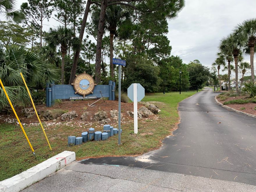 Building lot in gated quiet community with two pools, club house .  Close to Panama City beautiful beaches and downtown Panama city.   Lot backs up to Long Pond which requires ground build up as flood zone AE7

Come build your dream home near world's most beautiful beaches.
