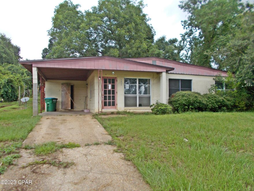 This home is just minutes from downtown and grocery stores, it needs some TLC, paint, flooring, minor repairs but could be a good home for a new family or retiree , this will have to be a cash sale only.