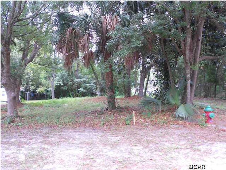 Vacant lot in Panama City ready for use. Buyers will need to contact the department of zoning and land use with the City of Panama City to obtain current zoning usage.