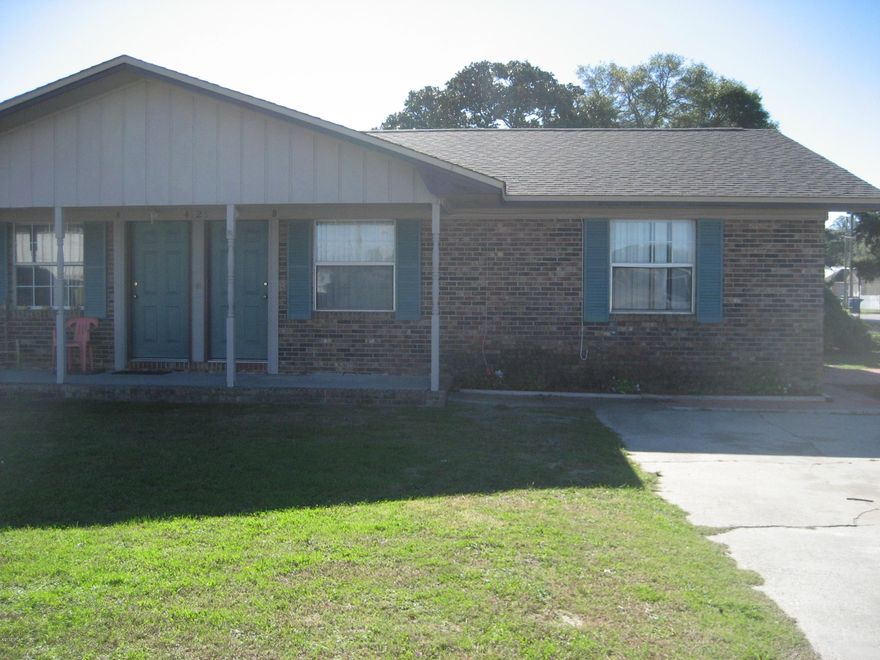 This is a 2/1 triplex located near GCSC and FSU.  Convenient to the beaches. Has dishwasher, washer/dryer hookup, door leading to back, nice sized bedrooms.