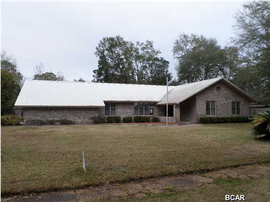 This a well maintained 4/2.5 located in a very popular area of Lynn Haven. New appliances, interior paint, carpet and a new septic system. Seller is offering ''Special Financing'' to qualified buyers. Seller will offer an allowance up to $500 to owner occupant Buyer's purchase of a home warranty of their choice. IN ADDITION to normal Buyer closing costs, Buyer pays Doc Stamps on the Deed, closing service fee of $250, electronic recording fee of $27. Seller does not complete mold or problem drywall remediation or provide any type of clearance or certification to the buyer. Closing cost assistance cannot go towards transfer taxes (doc stamps on the deed or mortgage) association transfer fees, or any prepaid expenses. Investor sales are not eligible for buyer closing cost assistance. All