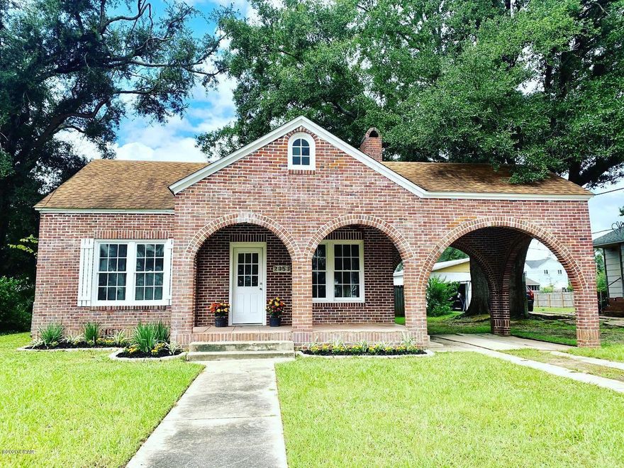 CURRENTLY UNDER CONTRACT, SELLER ACCEPTING BACKUP OFFERS

This is a newly remodeled home in the heart of Marianna. This home boasts two woodburning fireplaces--one in the living room, and one in the master bedroom.  The kitchen has been completely updated with shiplap walls, stainless steel appliances, a large fireclay farmhouse sink, and custom, plywood constructed cabinets.  The master bathroom has a wonderful marble top double vanity and recessed lighting.