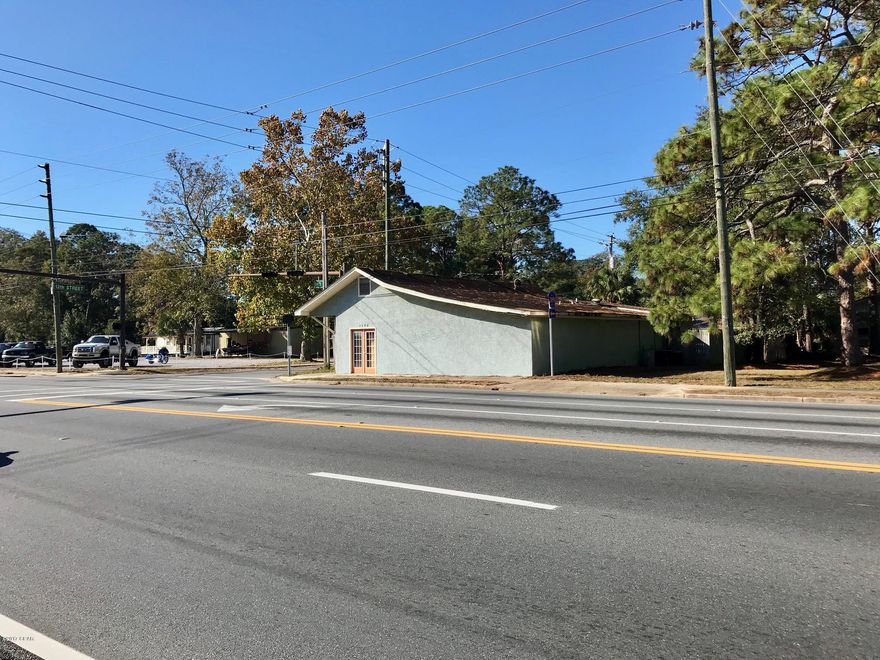 Seller says bring all offers! This building is located on the heavy traffic corridor of Hwy 77 in Lynn Haven. The building was previously used as a salon and boasts over 2,500 sq/ft heated and cooled with 3 bathrooms. This is an incredible opportunity for any business looking to gain EXPOSURE. With the widening of Hwy 390 this makes for a great location at an excellent price! Call today!