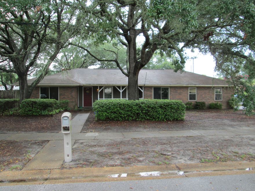 Nice brick ranch home in the popular Kings Point area. This home sits on a large corner lot nestled in between large live oaks. Home features a large open great room with brick fireplace, 3 bedrooms, 2 baths, large enclosed porch, 2 car garage and fenced backyard. The area is convenient to all residential support facilities. All information is as per county records.