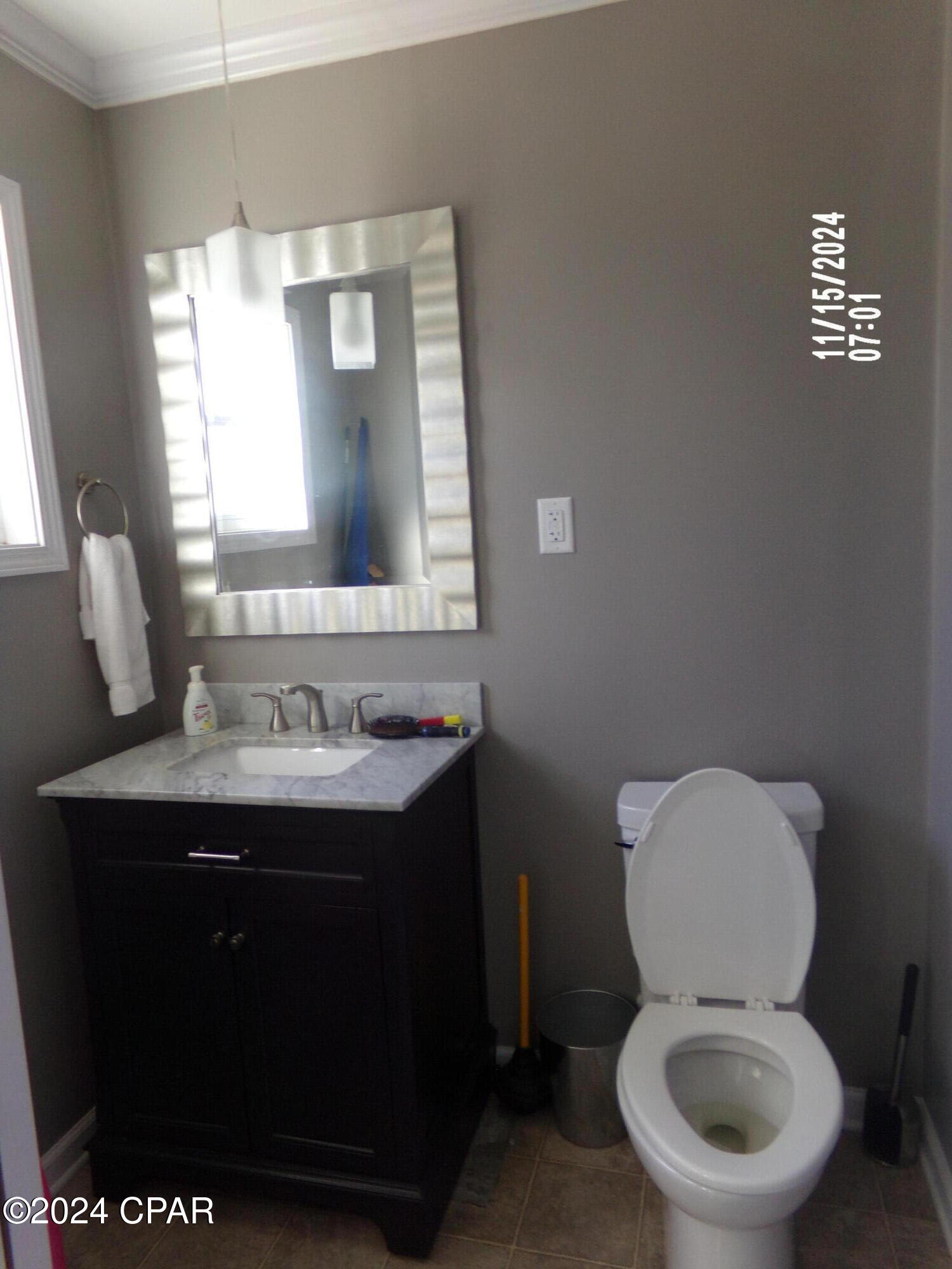 Main image without alt text