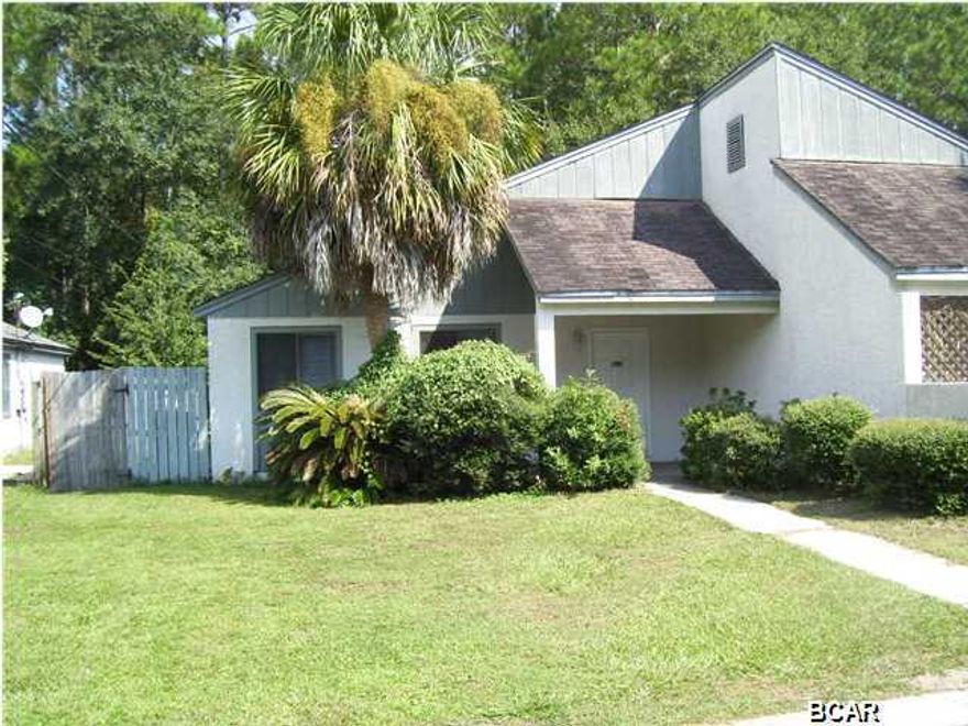 3 Bedroom, 1 1/2 Duplex in Lynn Haven, Cathedral ceiling, tile floors except in Bedrooms. Pet Negotiable