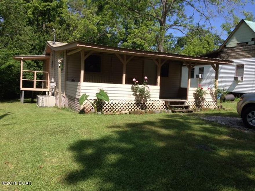 With a little bit of renovation, this property would be ideal for the investor/landlord to convert into a rental property or for a single or couple looking to downsize.  Much potential. In walking distance to downtown Marianna, restaurants, and Winn-Dixie.