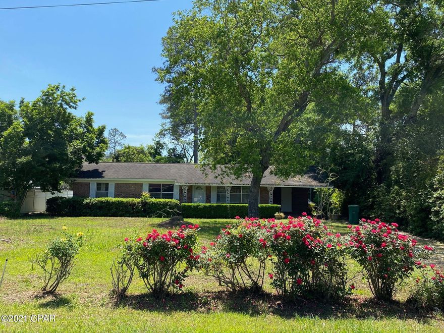 Cute 3 bedroom, 2 bath in Graceville close to the Baptist College of Florida.  Open floor plan.   Storage building.