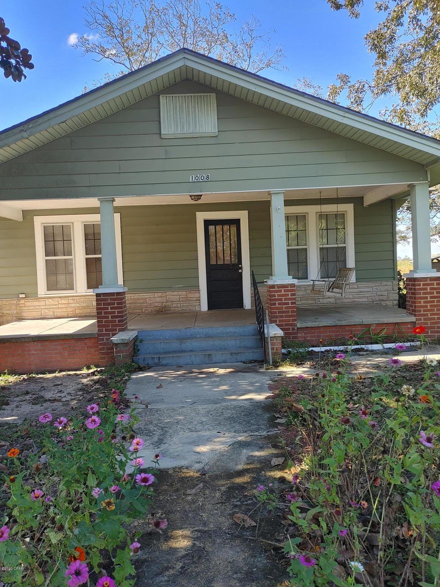 large 4 bedroom home, move in ready, over 1800 sq. feet, 150x150 lot.  City park 2 blocks away with many  activities for the family to enjoy.
