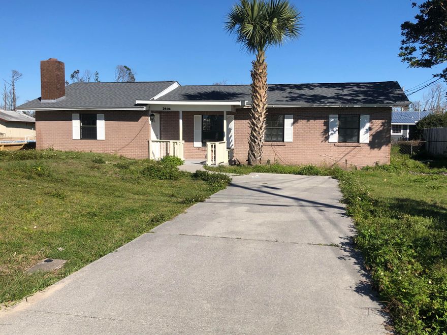 Great master bedroom. extra large doors in masterbath for a wheelchair.