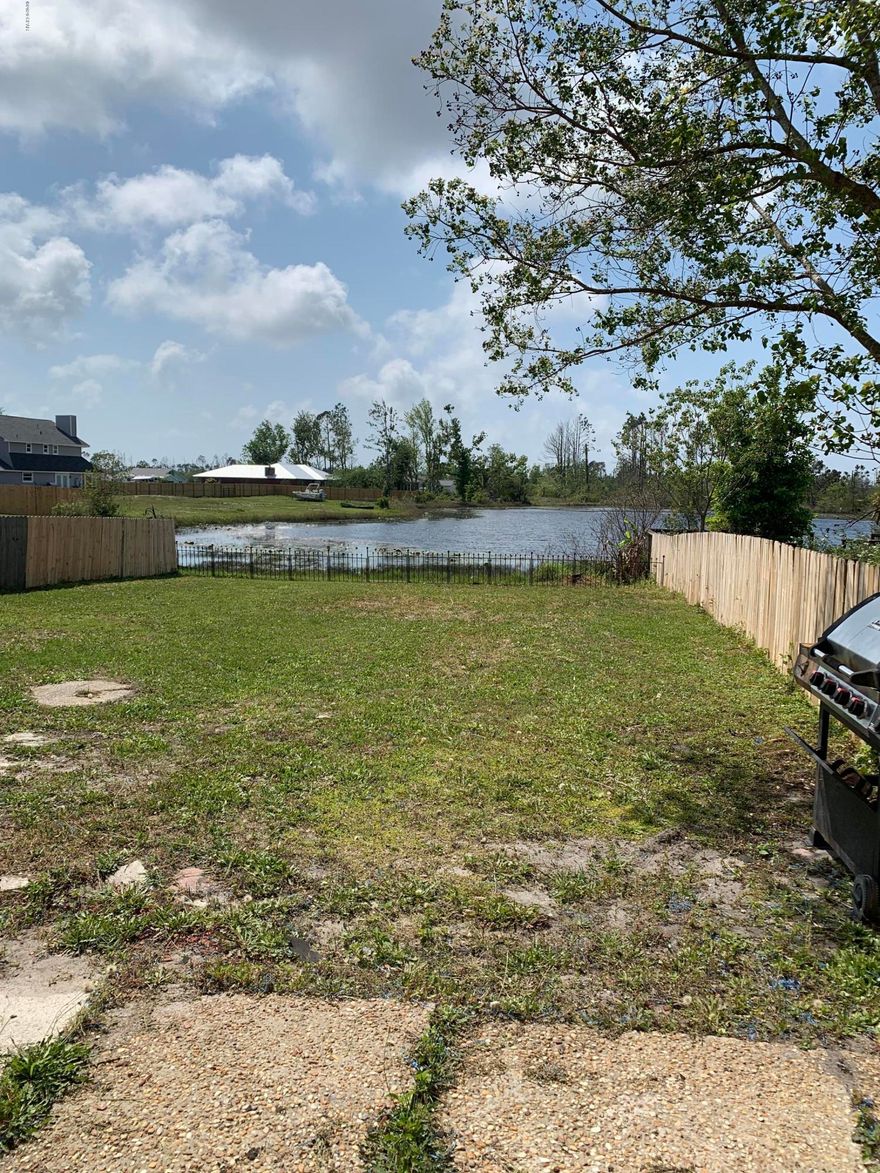 Water Front large townhouse located on the lake at Sandy Creek Ranch provides great fishing, is situated near a golf course and a private airstrip, and has a nice fishing pond out back. Cathedral ceilings, Large and open floor plan, carport and fenced rear yard. Washer and dryer connections. 

Pets neg. Pet fee of $200 per pet.