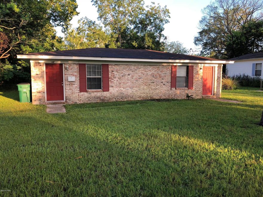 All brick, turn key duplex in the Highland Park area of Panama City! Each efficiency unit has 1 bathroom and separately metered. Average rent is $700/month and tenant pays their own utilities. Great investment opportunity!