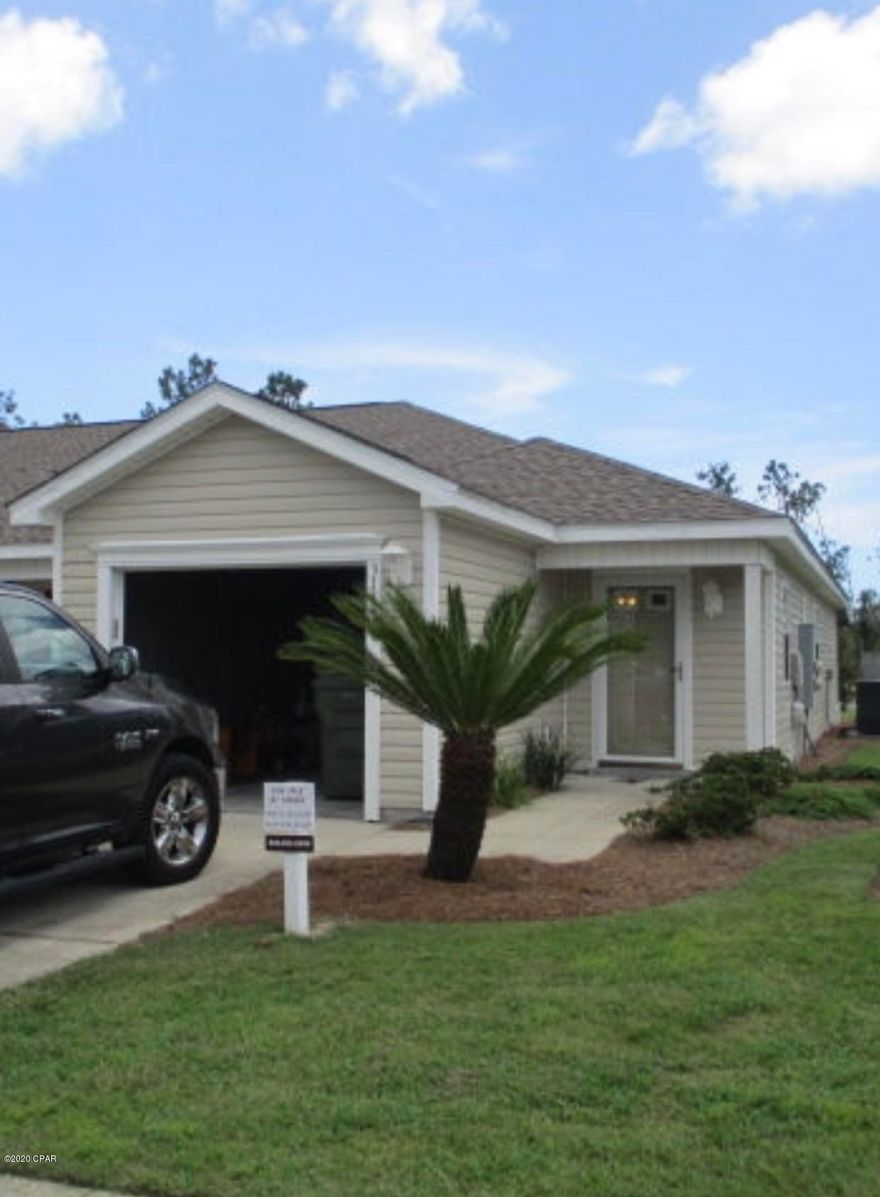 Located in the Hammocks~End unit of a quad plex on a highly desirable cul de sac overlooking a pond.