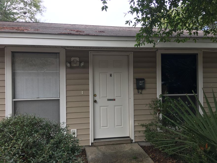 Nice 2br 1ba apartment in St Andrews. Just painted. Centrally located for access to the beach Panama City.  Nice quiet, tree shaded area. Close to St Andrews Bay, Beach Drive.  Near shopping and farmers markets in St Andrews. Yard Care and Garbage included. No pets please.